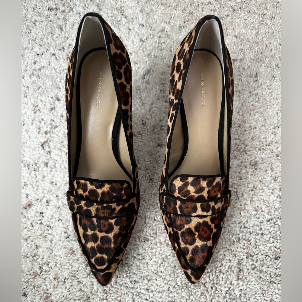 Ann Taylor leopard print pointed toe pumps. Size 8.5